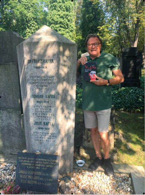 Janko Ferk am Grab Franz Kafkas Prag, Neuer Jüdischer Friedhof, 26. August 2019.